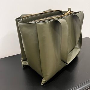 Modern Work Tote Handbag - in excellent condition.